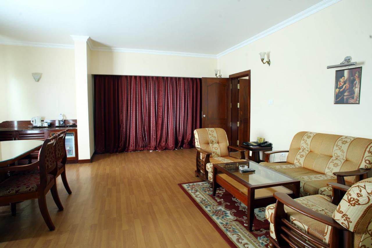 Joys Palace Hotel Thrissur Экстерьер фото